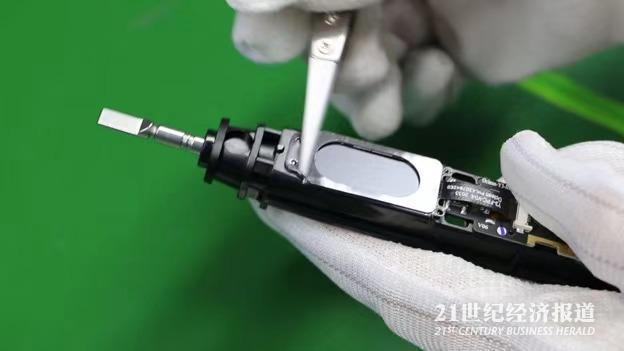 图:刘书润所在公司研发的带显示屏的智能电动牙刷&nbsp